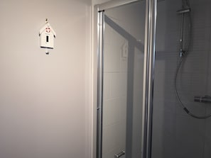 Bathroom - The Cambus Flat, Cambuskenneth, Stirling (Stirling)