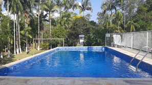 Utendørsbasseng og et oppvarmet basseng