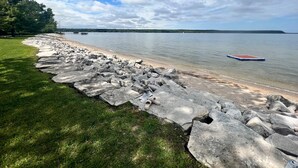 Nær stranden og strandhåndklær