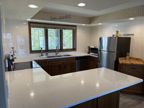 Kylskåp, mikrovågsugn, ugn och spishäll