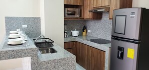 Apartamento Deluxe | Cocina privada | Frigorífico grande, microondas, arrocera y licuadora