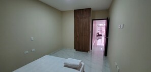 2 habitaciones y espacio para trabajar con laptop 