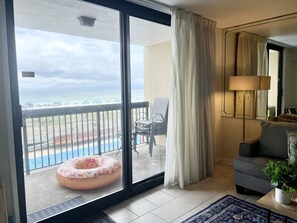 تلفزيون ذكي، مشغل دي في دي، كُتُب