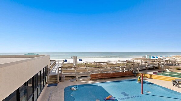 من حمّامات السباحة المغطاة