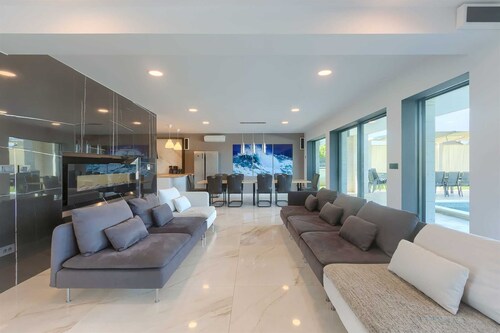 Modern 5-Br Villa for 10 with pool, sauna and jacuzzi close to beach