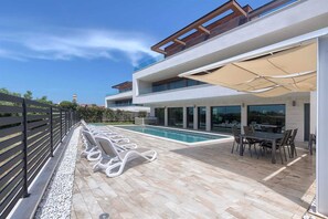 Outdoor dining - Modern 5-Br Villa for 10 with pool, sauna and jacuzzi close to beach (Prematura)