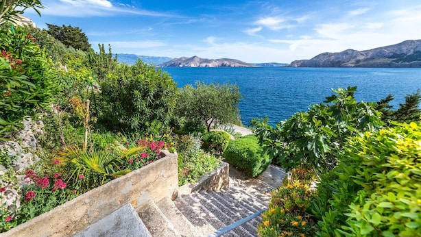 A staircase leading down to a coastal area with a view of the sea and mountains in the background. - Lori Red - Cozy Hideaway for Two with sea view 🌊 (Baška)