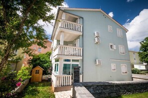Exterior - Ema - Cozy Pet-friendly Suite for Two with Parking (Baška)
