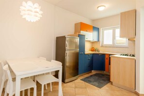 Fridge, stovetop, coffee/tea maker, cookware/dishes/utensils - Ema - Cozy Pet-friendly Suite for Two with Parking (Baška)