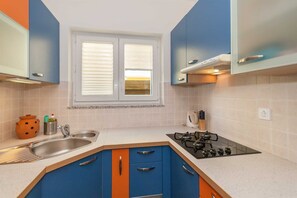 Fridge, stovetop, coffee/tea maker, cookware/dishes/utensils - Ema - Cozy Pet-friendly Suite for Two with Parking (Baška)