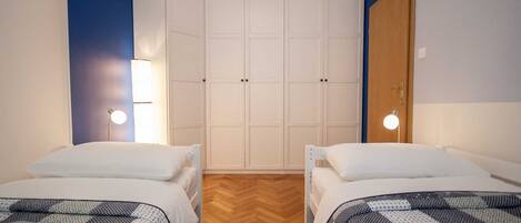 1 bedroom, bed sheets