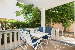 Outdoor dining - Ema - Cozy Pet-friendly Suite for Two with Parking (Baška)