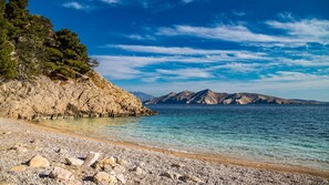 Beach - Martina A2 -Charming 1BR Apartment with Parking, Perfect for Trios, No Pets (Baška)