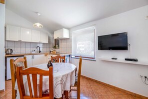 Fridge, oven, stovetop, coffee/tea maker