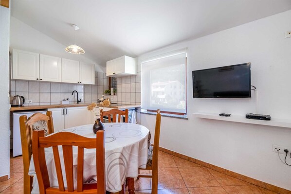 Fridge, oven, stovetop, coffee/tea maker