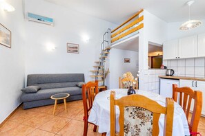 TV - Sara A4 - Charming 2-Bedroom Apartment for 4, with Parking (Baška)