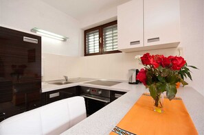 Fridge, oven, stovetop, coffee/tea maker