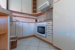 Kjøleskap, ovn, kokeplater og kaffetrakter/tekoker