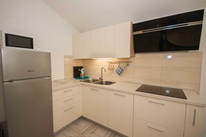 Fridge, microwave, stovetop, coffee/tea maker