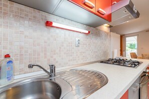 Køleskab, mikrobølgeovn, ovn, kaffe-/temaskine