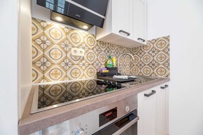 Kühlschrank, Ofen, Herdplatte, Wasserkocher mit Kaffee-/Teezubehör