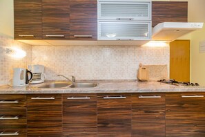 Kühlschrank, Mikrowelle, Wasserkocher mit Kaffee-/Teezubehör