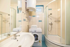 Shower, towels - Ljubica A4- Apartment with terrace, garden and grill (Baška)