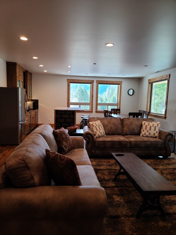 TV connectée, livres, chaîne hi-fi