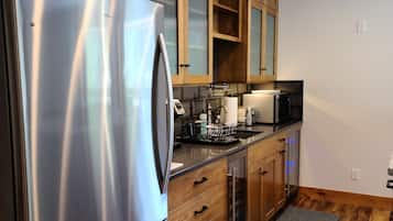 Réfrigérateur, micro-ondes, plaque de cuisson, cafetiÚre/bouilloire