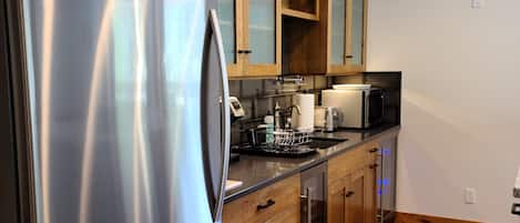 Réfrigérateur, micro-ondes, plaque de cuisson, cafetiÚre/bouilloire