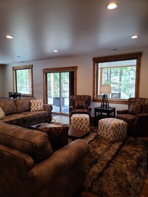 TV connectée, livres, chaîne hi-fi