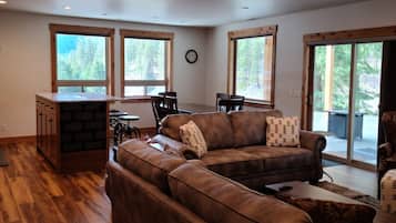 Smart TV, books, stereo