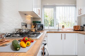 Fridge, microwave, oven, stovetop - ♥ Elegant house with large garden and outdoor furniture near NEC, JLR, Solihull (Solihull)