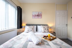 3 bedrooms, iron/ironing board, travel cot, free WiFi - ♥ Elegant house with large garden and outdoor furniture near NEC, JLR, Solihull (Solihull)