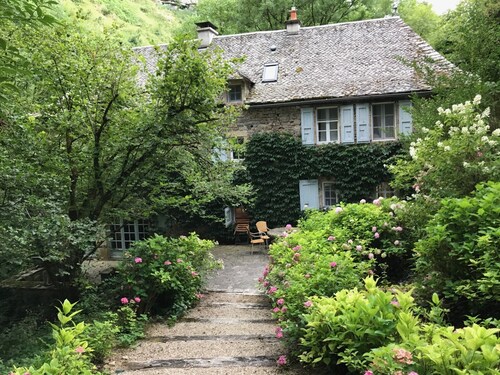 Chateau De Moulin - AS seen on Monsieur Spade TV Show