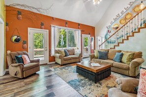 TV connectée, cheminée, baby-foot, livres