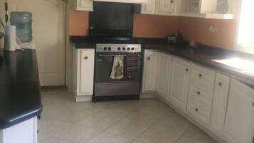 Mikrowelle, Ofen, Wasserkocher mit Kaffee-/Teezubehör