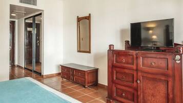 1 habitación, tabla de planchar con plancha, wifi gratis y ropa de cama