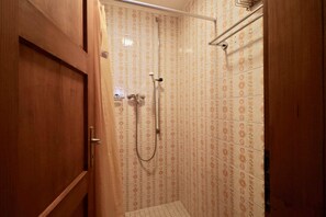 Basic Apartment, Multiple Beds | Bathroom | Hair dryer, towels, soap, shampoo - Modern and Well Equipped Apartment, 500m From the 4 Vallées ski Area (Sion)