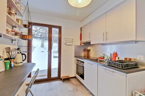 Departamento básico, varias camas | Cocina privada | Refrigerador, horno, parrilla de estufa y lavavajillas 