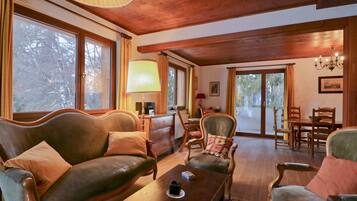 Basic Apartment, Berbilang Katil | Ruang tamu | TV, stereo