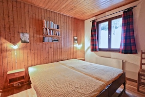Basic Apartment, Multiple Beds | 3 bedrooms, laptop workspace, iron/ironing board, bed sheets