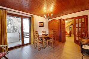 Departamento básico, varias camas | Sala de estar | Televisión y estéreo 
