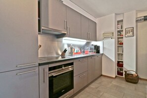 Departamento básico, varias camas | Cocina privada | Refrigerador, horno, parrilla de estufa y lavavajillas