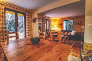 Departamento básico, varias camas | Sala de estar | Televisión, chimenea y estéreo