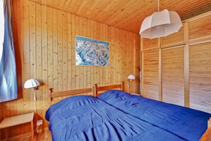 ベーシック アパートメント ベッド (複数台) | 1 室のベッドルーム、ノートパソコン用作業スペース、アイロン / アイロン台、ベッドシーツ