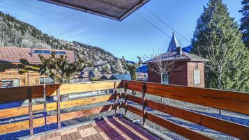 Apartemen Basic, Beberapa Tempat Tidur | Balkon