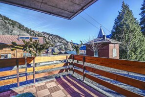 Apartamento básico, várias camas | Sacada