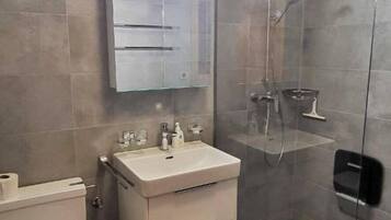 Apartemen Basic, Beberapa Tempat Tidur | Kamar mandi | Shower, pengering rambut, handuk, dan sabun