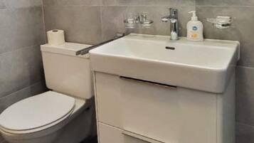 Apartemen Basic, Beberapa Tempat Tidur | Kamar mandi | Shower, pengering rambut, handuk, dan sabun